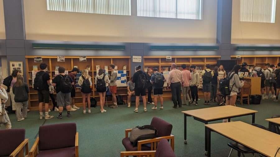 An audience made up of juniors and community members view various senior projects on display.